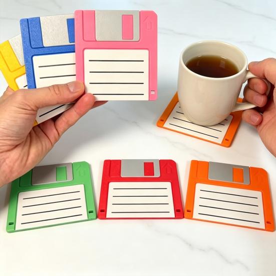 1 sada Retro Tech tácky na diskety s držákem 3D tištěné podložky pod nápoje ve stylu karty na stůl Doma Odolné vůči teplu Jedinečný dárek pro technologické nadšence &
