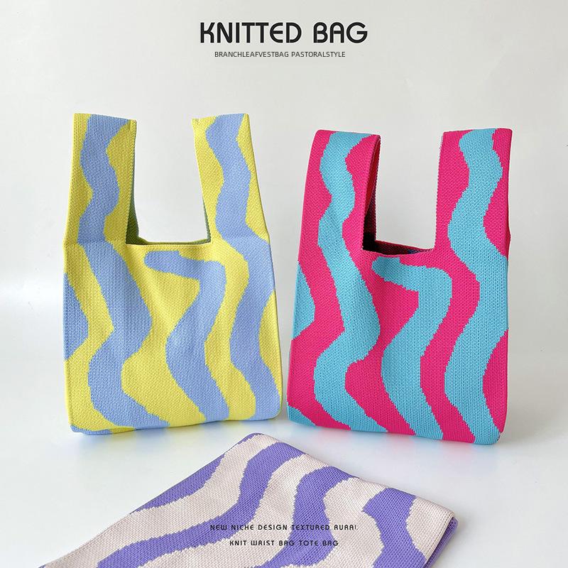 Pletená kabelka přes rameno v barevném kontrastu: Unikátní, Všestranný a Prostorný.