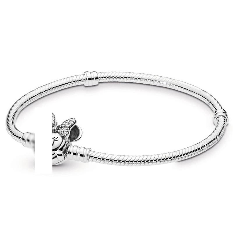 Eenvoudig zelf te maken slangenkettingarmband met Europese bedeltjes, een modieuze sieradenstijl voor dames, zoals die van Mary Poppins.