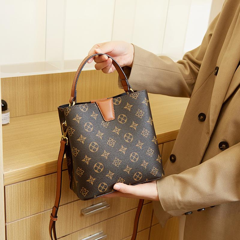 New Versatile High-end Bucket Bag, Simple and Fashionable, Age Reducing Diagonal Cross Bag, Stylish Shoulder Bag