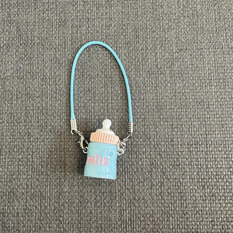 1 Stück Niedliche Cartoon Miniatur Wasserbecher Anhänger Charms für Puppenhalsdekoration Niedliches Mini Milchflaschenmodell Plüschpuppen Zubehör