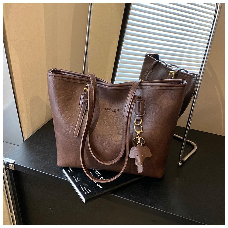 

Сумка большой вместимости женская осень-зима 2025 новая повседневная нишевый дизайн сумка на плечо текстурная сумка-тоут для поездок