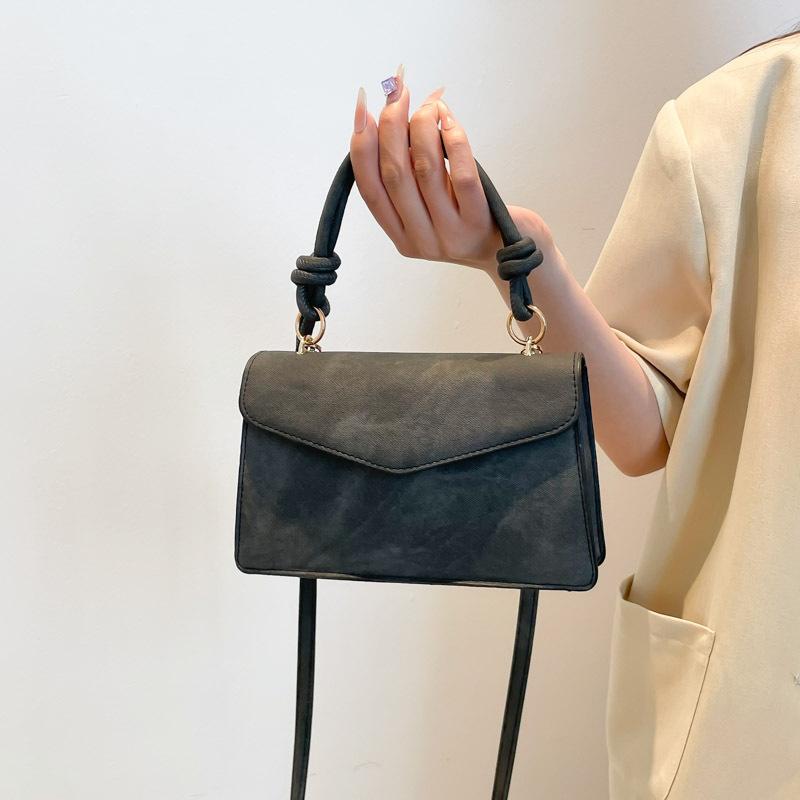 

Fashion and casual retro simple small square bag women s new 2025 niche design sense solid color versatile messenger bag чорний