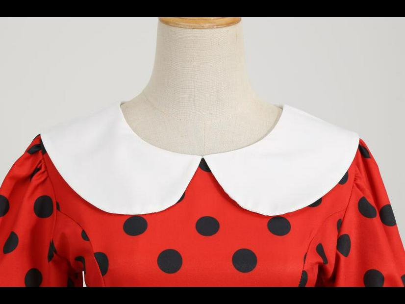 Retro-weißes Polka Dot Swing-Kleid mit großem Revers