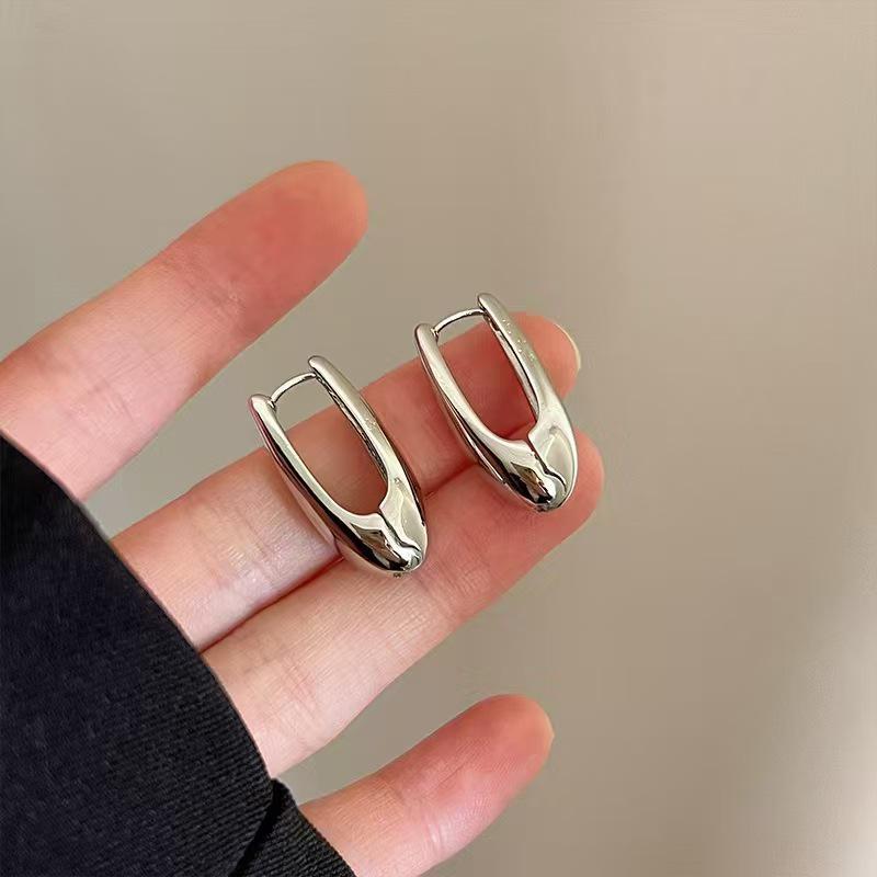 Elegant Women's Geometric Circle Clip-on Earrings – Simple, Stylish, and Luxurious