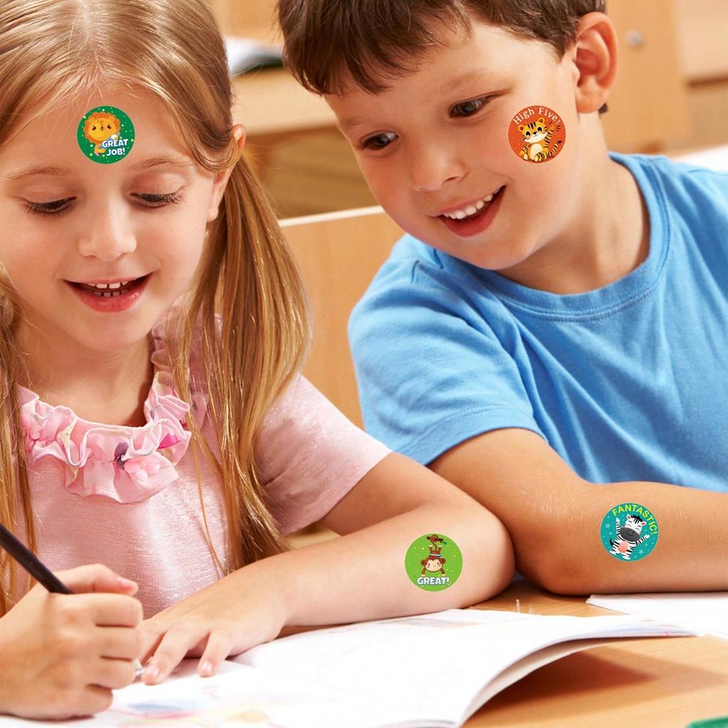 500 Sheets Per Roll of Cartoon Animal Encouraging English Stickers - Self-adhesive Labels with Reward Stickers