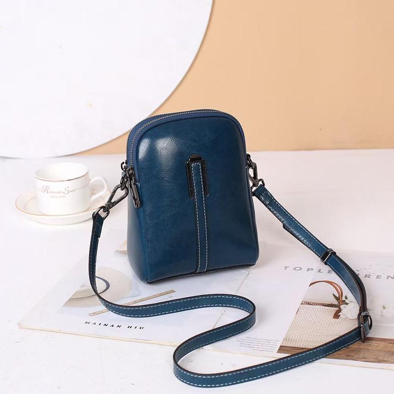 A Light Luxury and Fashionable Women's Crossbody Bag, A Retro High-end Oil-wax Leather Single-shoulder Small Bag