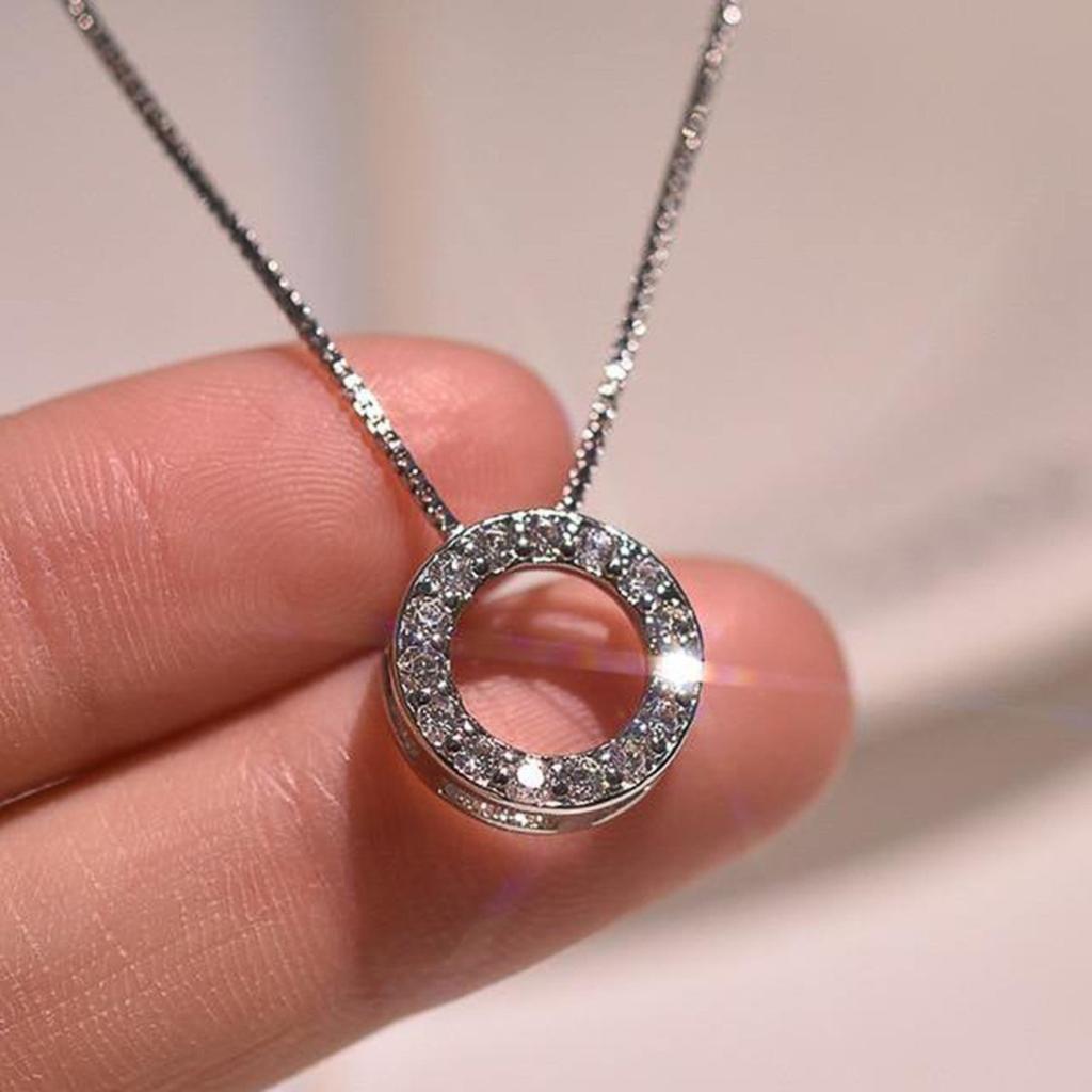 Dámský minimalistický třpytivý kruhový přívěsek Náhrdelník Elegantní dutý kroužek Design Šperky pro každodenní nošení