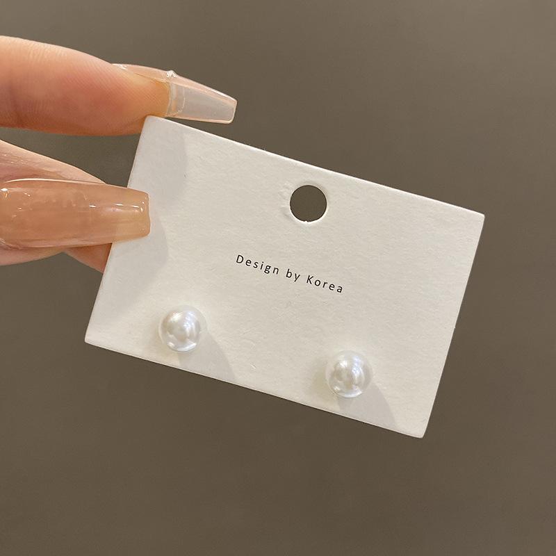 Silver Needle Small and Elegant Stud Earrings for Women, A Niche Design with A Retro Touch, New Style Ear Accessories.