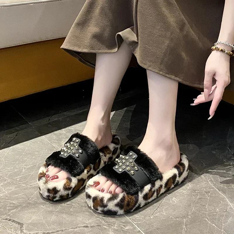 

Модная женская обувь 2024 года, горячая распродажа, женские тапочки с открытым носком, модные, цветные, цветные, новые, заклепки, большие размеры, плоские тапочки 42 чёрный