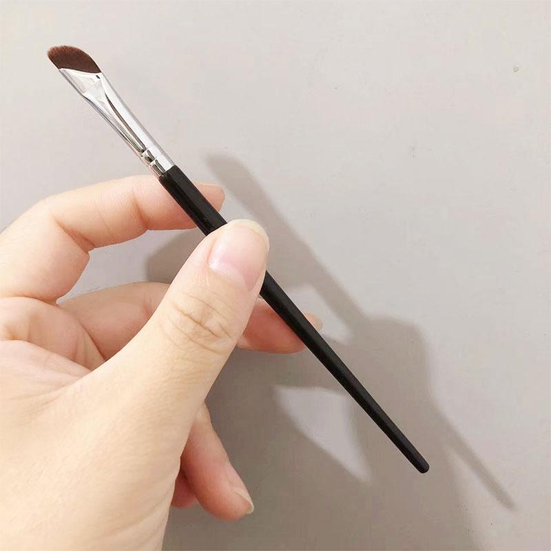 2Pcs Sickle Eyeliner Brush Knife Edge Makeup Brush Ultra Thin Fine Oblique Angle Flat Head Eyebrow Brush Profession Makeup Tool