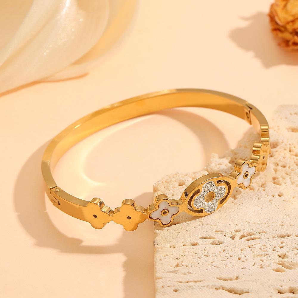 Titanium Steel Women's Bracelet with Diamond-Studded White Shell Four-Leaf Clover and Five Flower Ornaments, Fade-Resistant.