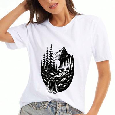 Damski bawełniany T-shirt Mount Cherry Blossom, Nadruk wysokiej jakości bawełny, Trwały, Codzienna moda. Z malowniczym japońskim szczytem i delikatnymi wiśniami
