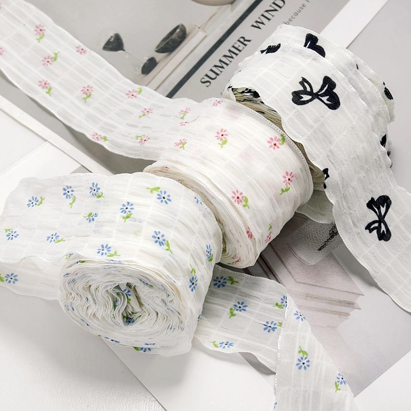 4cm široká malá květinová šifonová ozdoba s jemným mřížkovaným lemováním, mašle, čelenka, vlasové doplňky, ručně vyráběná květinová dárková krabička