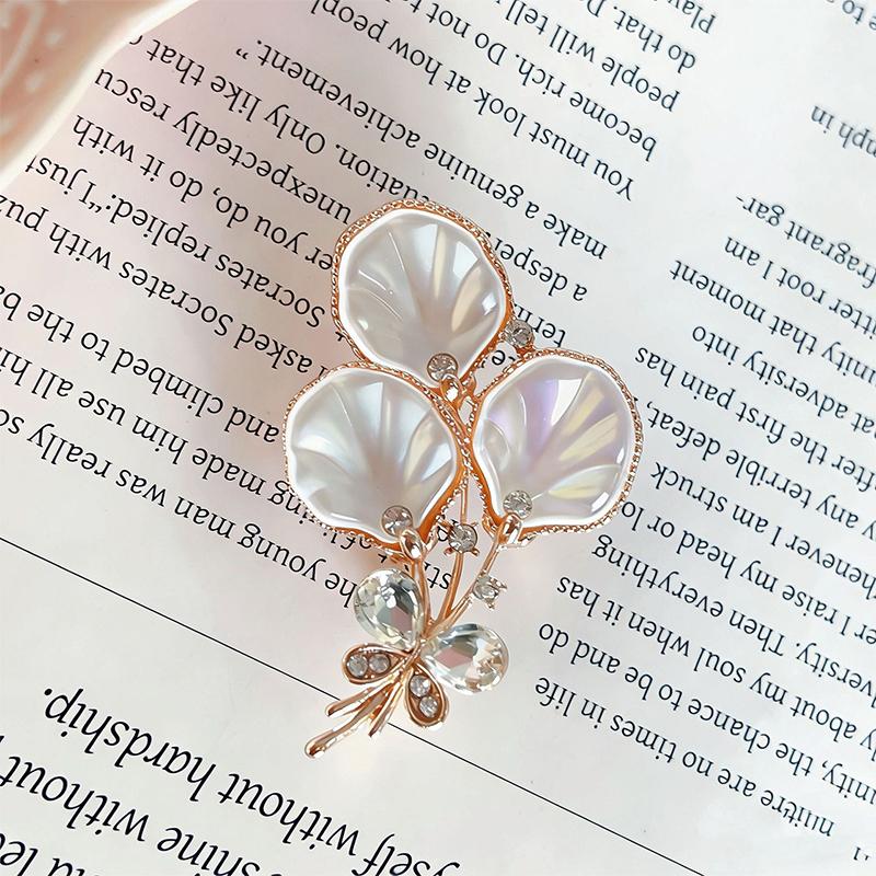 

High End Brooch for Women Elegant Pearl Flower Sparkling Pin Luxury Fashion Accessory for Blazer Coat Wedding Gift