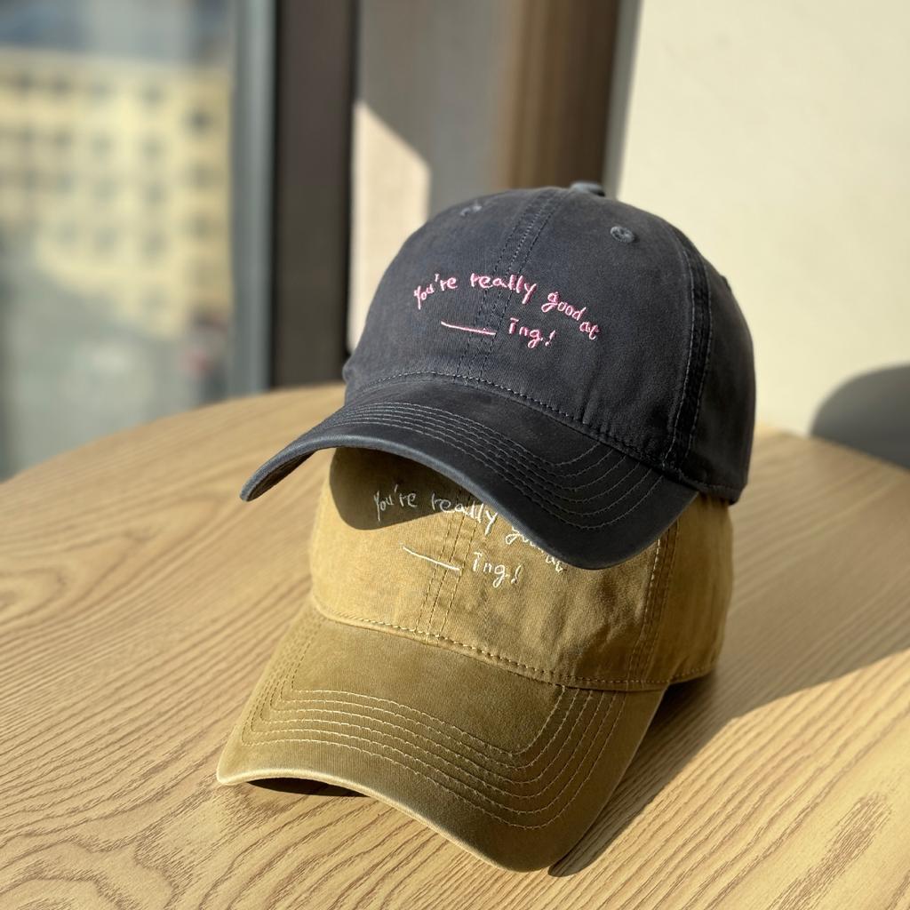 2026Neue stilvolle Baseballkappe mit weichem Schirm für Damen, Stickerei mit Buchstaben im japanischen Stil, Unisex-Frühlings-Sommer-Hut, der das Gesicht kleiner aussehen lässt