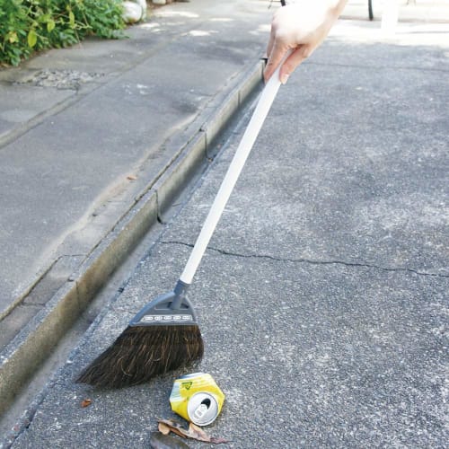 Azuma Outdoor Broom Short Handle Sanniwaniwa Ivory Bristles Width: Approx. 27cm Total Length: Approx. 77cm Ivory The Flexible Black Fern Design Can Th