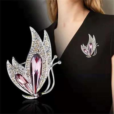 Vintage Brosche mit eingelegten Perlen und farbigen Diamanten, modische und vielseitige Brosche