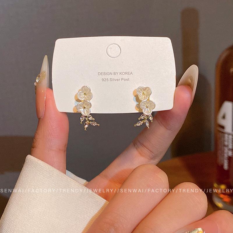 

Gentle romantic flower branches flower stud earrings women s French temperament sweet earrings new trend earrings