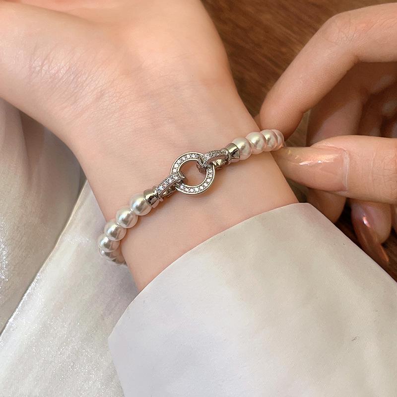 French-Inspired Pearl Bracelet: Micro-Inlaid Round Buckle, Light Luxury, Retro Style, Versatile Handcrafted Jewelry