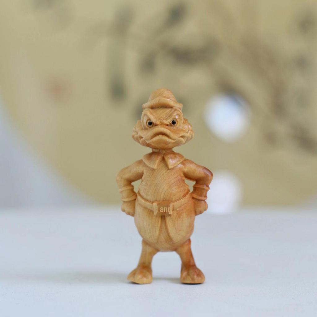 Thuja Wood Zodiac Animals: Rzeźbione wisiorki z motywem Kaczora Donalda i Myszki Miki.