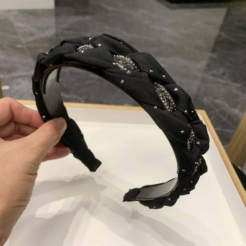 Women s 2023 Outdoor Rhinestone Twist Headband - Elegant Skull Design Hair Accessory