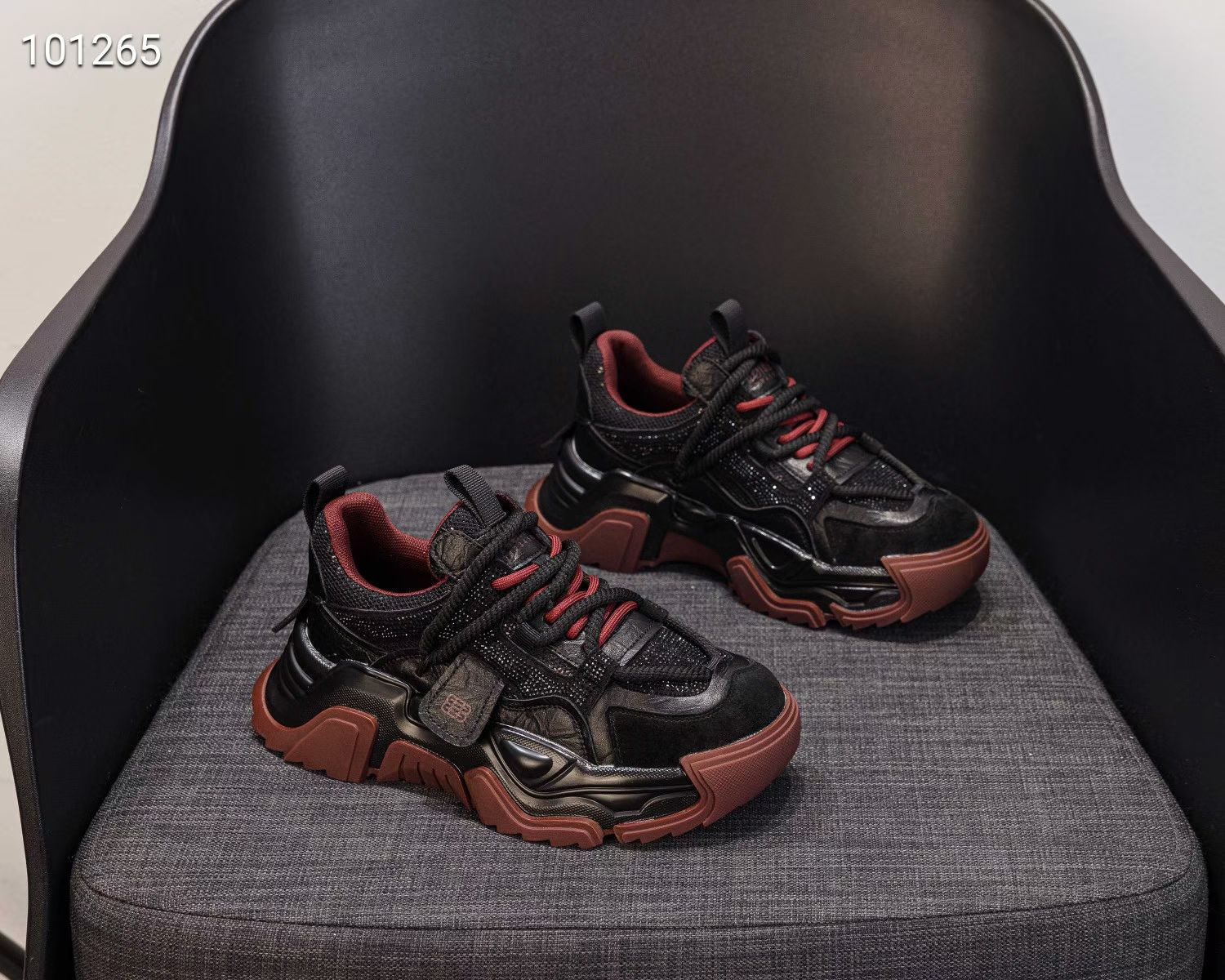 

Интернет-знаменитость супер огонь толстая подошва увеличивающая рост папины кроссовки женские 2025 весна новые универсальные кожаные жареные уличные повседневные BY 40 чёрный