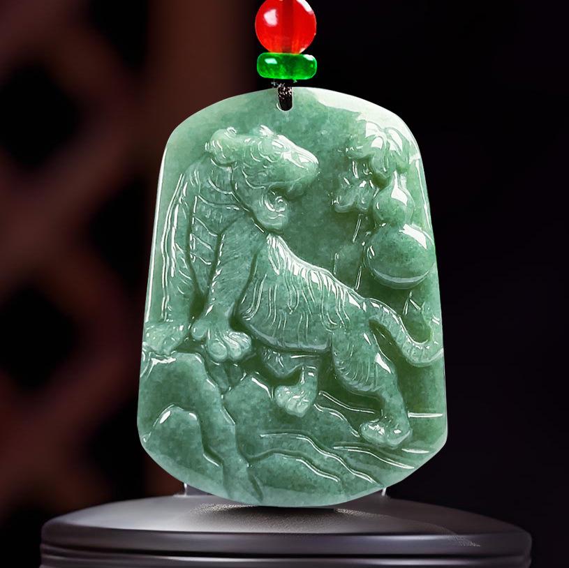 Натуральный изумрудно-зеленый тигровый кулон класса А с оригинальной пластиной-тигром из нефрита Сыхуэй