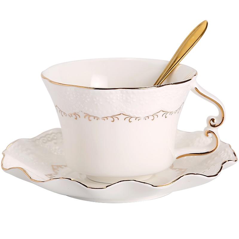 Coffee cups, small, luxurious English plates, kettles, sets of ceramic coffee cups, coffee cups and mugs.