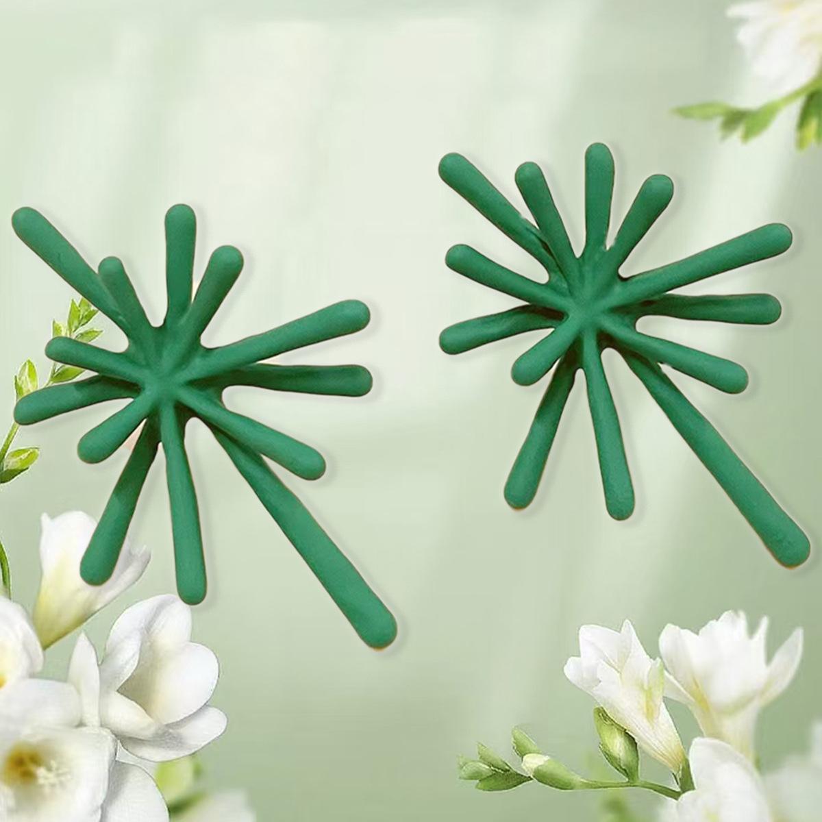 

A pair of sea urchin-shaped alloy stud earrings, personalized fireworks shape metal high-end stud earrings зелений