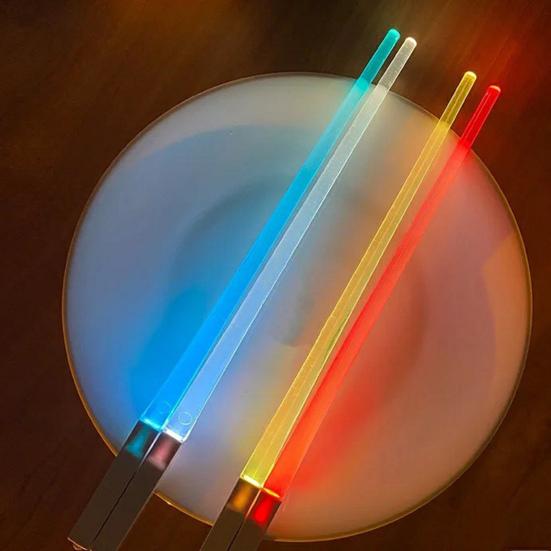 2ks hůlky LED světelný meč s bateriemi LR41 Světelné hůlky Potřeby pro párty Zábavné svítící náčiní na sushi nudle
