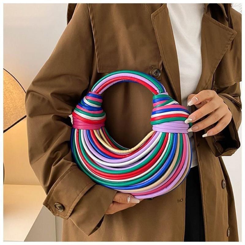 Yi Jinyuan Western-style Weaving French Circle Noodle Bag Hand-knitted Pleated Texture Niche Hand-carried Women's All-match Bag.