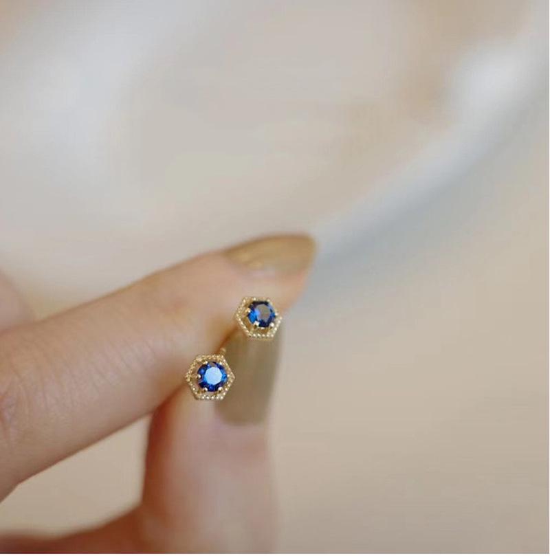 

Женские минималистичные шестиугольные серьги с синим цирконием — стильные и удобные для сна и поездок на работу