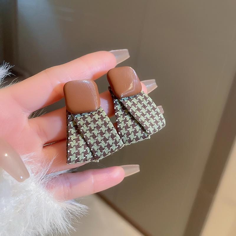 French Baroque Pearl Flower Tassel Earrings: Elegant Silver Needle Studs with a Light Luxury Touch