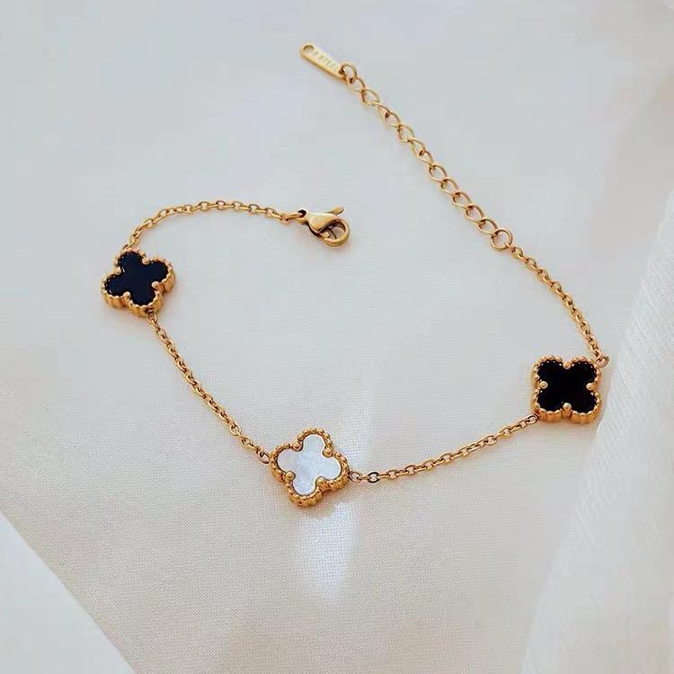 Bracelet Trèfle à Quatre Feuilles en Acier Titane Plaqué Or pour Femme - Noir & Blanc, Double Face, Design Luxe Simple