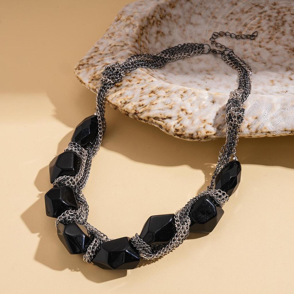 Elegant Acrylic Glass Beaded Pearl Necklace for Women – Versatile and Sophisticated Accessory