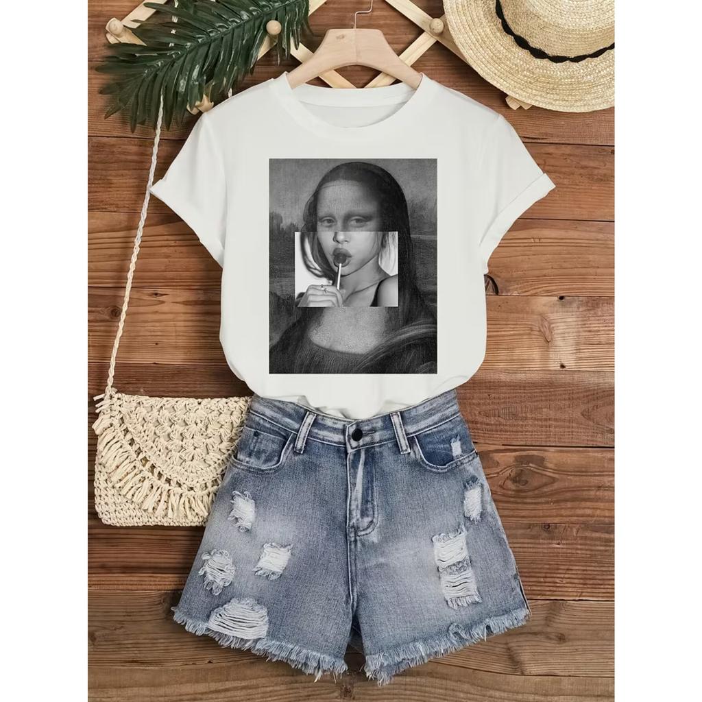 Mona Lisa in Black and Enjoying A Lollipop Print T-Shirt, Short-Sleeved Crew Neck Casual Top for Summer and Spring