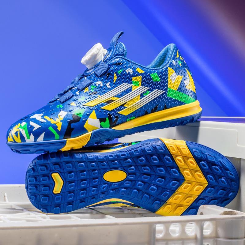 

Новые детские футбольные бутсы без шнурков с шипами для мальчиков, для учеников начальной и средней школы, тренировочная спортивная обувь, вращающаяся кнопка для фиксации стопы 39