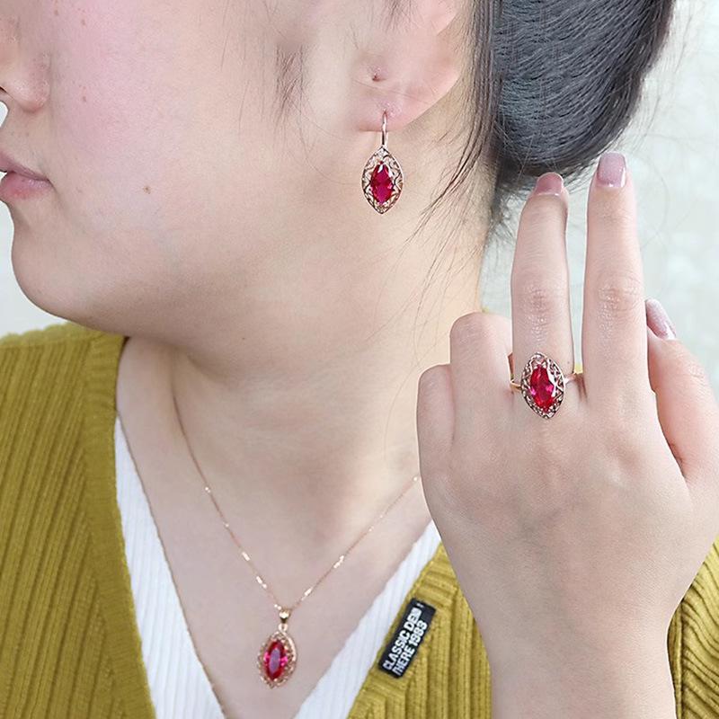Exquisite Russian Purple Gold Ruby Hollow Pendant Fashion Plated Color Gold Olive Tip Ruby Set Necklace