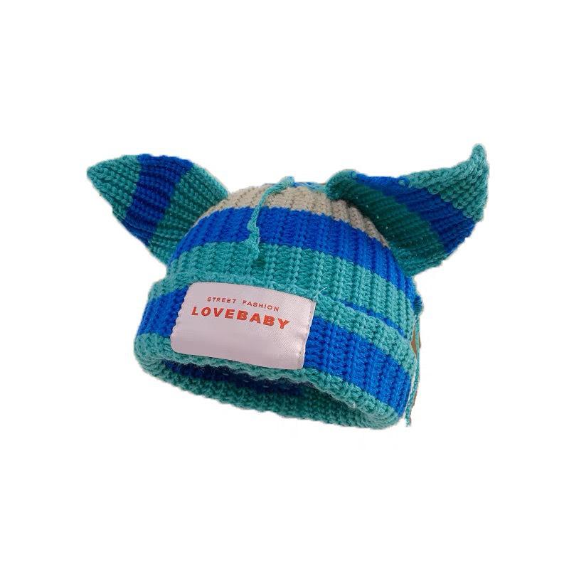 Wintermütze für Damen im koreanischen Stil mit gestrickten Katzenohren, Hip-Hop-Design und warmem Pullover mit Schriftzug, wie von Influencern getragen.