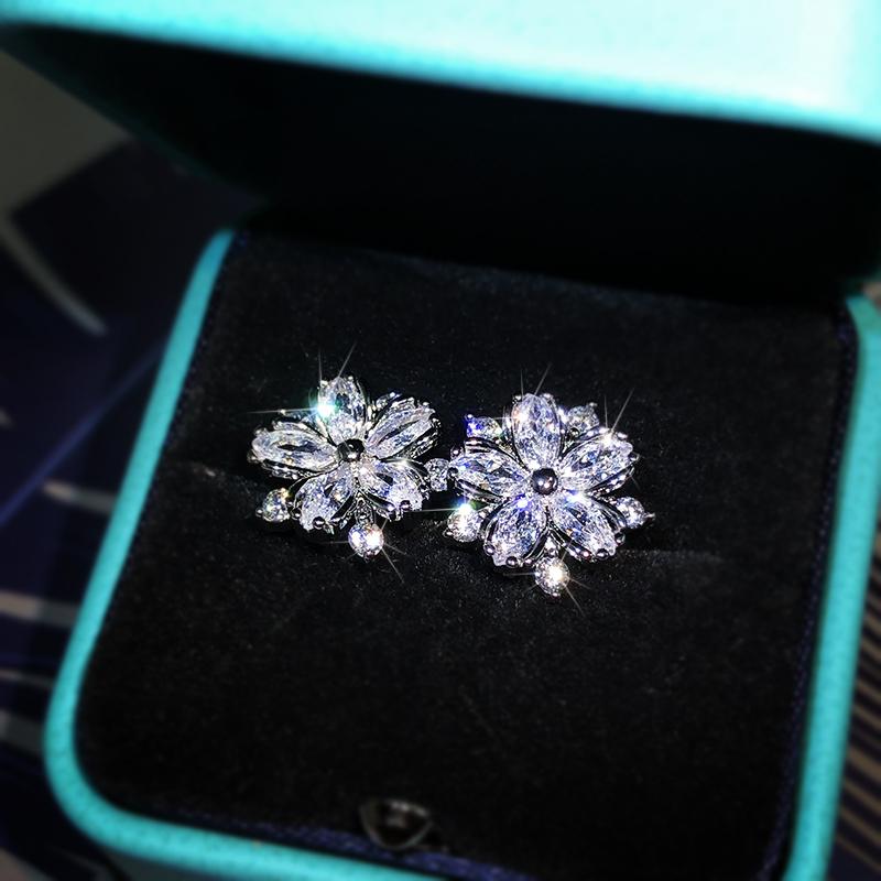 Micro-Inlaid Sweet Temperament Small Flower Earrings  Sterling Silver Fashion Snowflake Zircon Earrings Party Birthday