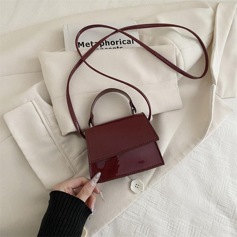 Nova bolsa quadrada pequena e popular para o dia a dia, bolsa de ombro e transversal com temperamento simples, bolsa feminina versátil de cor sólida