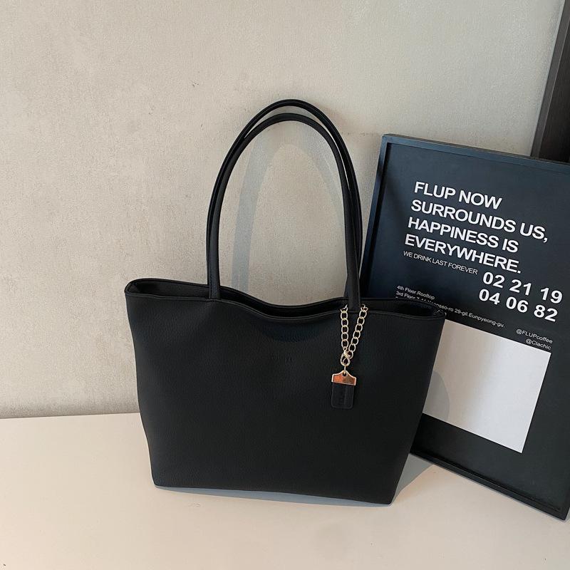 

Корейская версия модной женской сумки-багета большой вместимости 2025 новая однотонная простая сумка-тоут универсальная сумка через плечо для поездок на работу