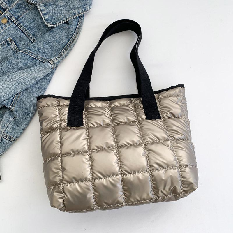 

2025 Winter Versatile Influencer Shoulder Bag: Stylish Textured Makeup Tote шампанского