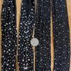 Große Fischernetzstrümpfe mit Diamanten, sexy Flugbegleiterinnen-Mädchen aus dem Internet, schwarze Strümpfe mit schwarzem Band, funkelnde Diamantbuchstaben Fischernetz