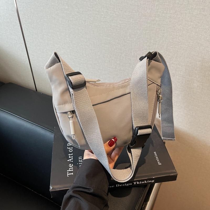 Casual dumpling bag women's new lightweight messenger bag outdoor sports shoulder bag versatile commuter mobile phone bag