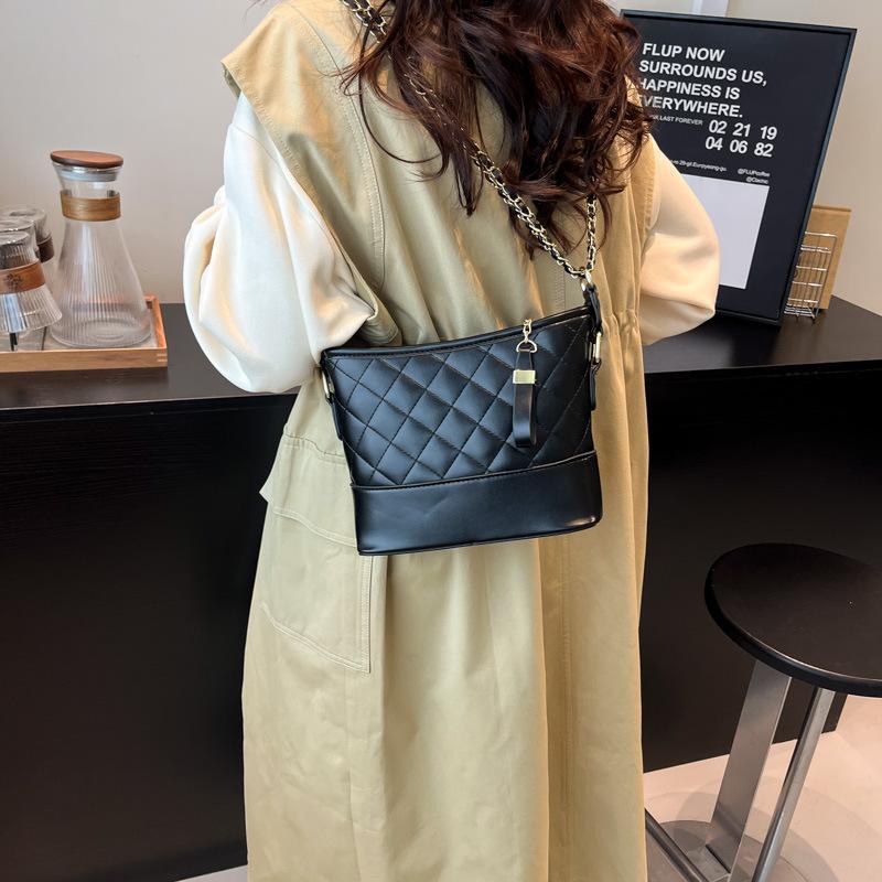 Rhombus chain bag women's summer 2025 high-end retro shoulder stray bag popular messenger bucket bag