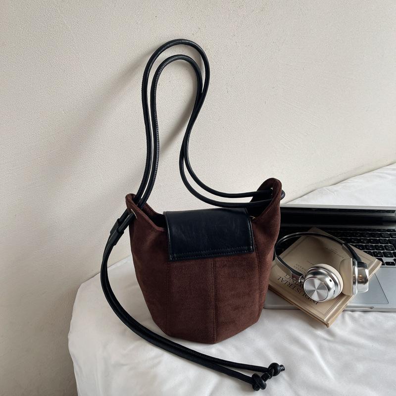

2025 autumn fashionable new foreign style niche simple mobile phone bag casual simple commute foreign style messenger bag bag female темно-коричневого