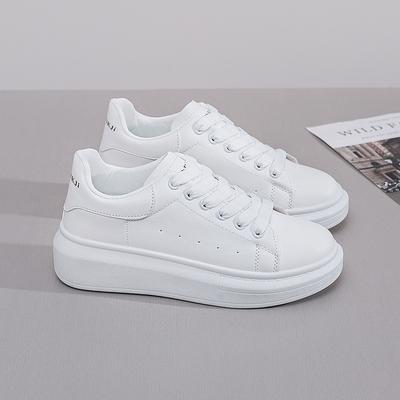 Zapatitos blancos modelo de pareja estudiante versión coreana 2024 primavera y otoño zapatos de mujer realzantes zapatos deportivos suela gruesa fe