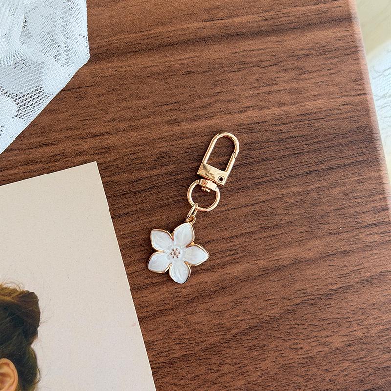 Korean Style White Flower Keychain with Daisy Pendant for Bluetooth Earphone Case